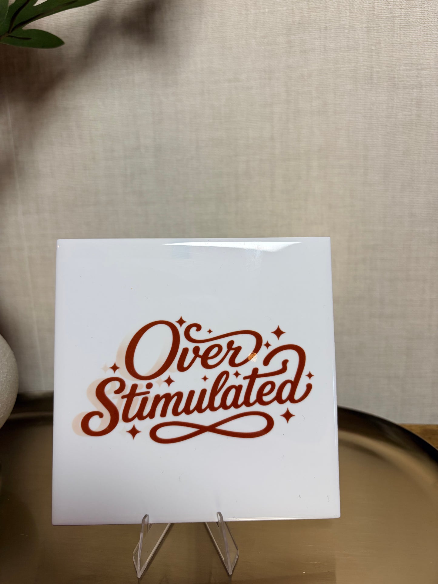 Tegeltje “overstimulated''